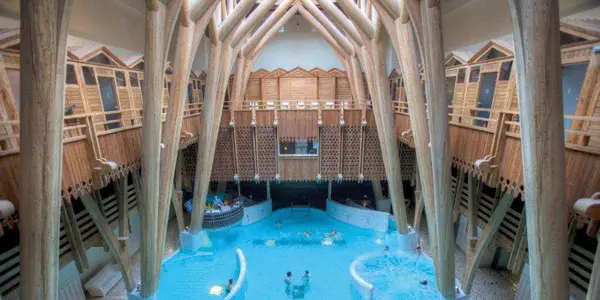 spa-thermal-aquensis-piscine-nef-en-bois